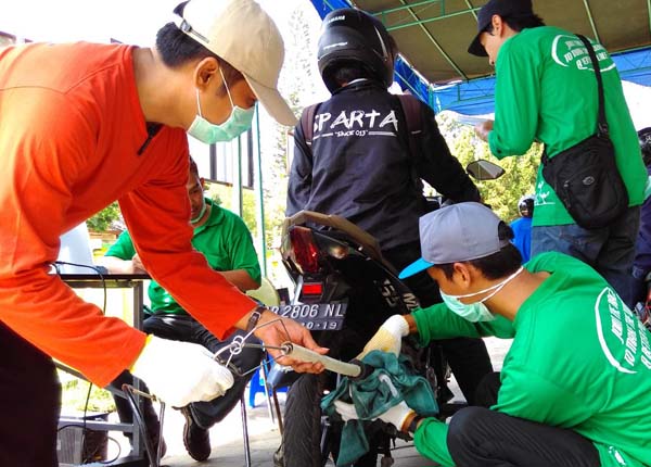 Petugas dari Badan Lingkungan Hidup (BLH) DIY melakukan uji petik emisi gas buang terhadap sebuah sepeda motor di depan SMK Negeri 1 Pengasih, Kulonprogo, Kamis (21/4/2016). (Rima Sekarani I.N./JIBI/Harian Jogja)