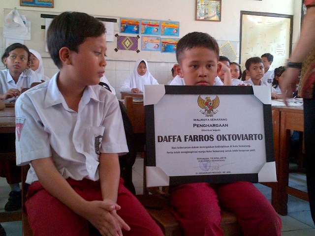 Daffa Daffa Farros Oktoviarto menunjukkan piagam penghargaan dari Wali Kota Semarang Hendrar Prihadi, di SD Kalibanteng Kidul 01, Kecamatan Semarang Barat Jl. W.R. Supratman, Rabu (20/4/2016). (Insetyonoto/JIBI/Semarangpos.com)