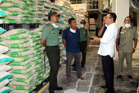 Komdandan Kodim 0725/Sragen, Letkol (Inf) Denny Marantika (kiri) berdialog dengan Ketua DPRD Sragen Bambang Samekto saat sidak di PT Sakti, Duyungan, Sidoharjo, Sragen, Sragen (18/4/2016). (Istimewa)