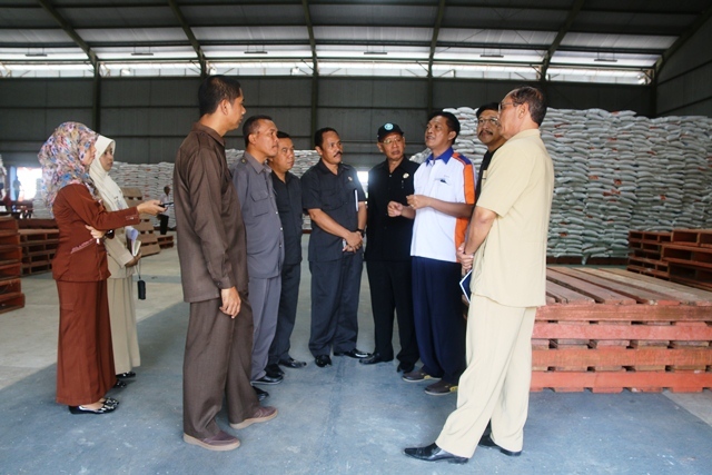 Anggota DPRD Kabupaten Ponorogo melakukan inspeksi mendadak di gudang Bulog Sub Divre 13 Ponorogo, Rabu (30/3/2016). (dpdr-ponorogo.go.id)