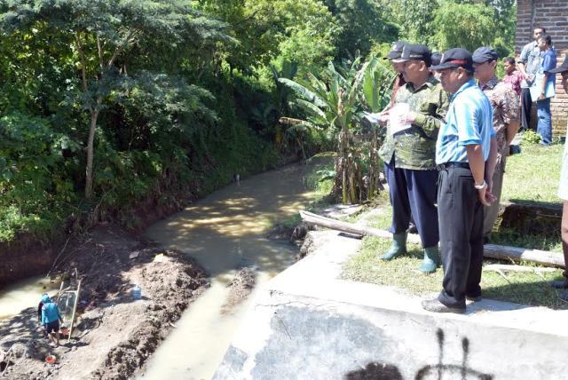 Wakil Bupati Madiun, Iswanto beserta jajaran meninjau lokasi pembangunan proyek saluran di Madiun, Rabu (27/4/2016). (madiunkab.go.id)