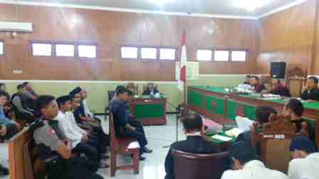 Suasana sidang dengan agenda pemeriksaan terdakwa kasus penganiayan yang menewaskan anggota Aremania digelar di PN Sragen, Rabu (27/4/2016). (Moh. Khodiq Duhri/JIBI/Solopos)