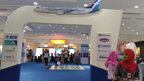 Pengunjung Silk Air Travel Fair memadati stan di lantai 2 Plaza Ambarukmo, Sabtu (9/4/2016). (Bernadheta Dian Saraswati/JIBI/Harian Jogja)