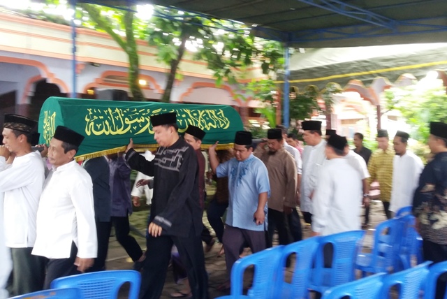 Ribuan orang mengiringi pemakaman jenazah Siti Aminah Sahal di permakaman keluarga di Kompleks Pondok Modern Gontor, Kamis (14/4/2016). (Abdul Jalil/JIBI/Madiunpos.com)