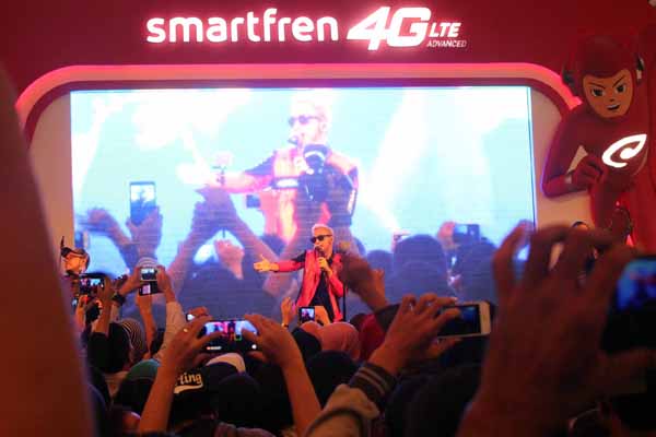 Penampilan grup band Nidji dalam kampanye #Generasi4G Smartfren di di Jogja City Mall (JCM), Sleman, Minggu (17/4/2016) malam. (Kusnul Isti Qomah/JIBI/Harian Jogja)
