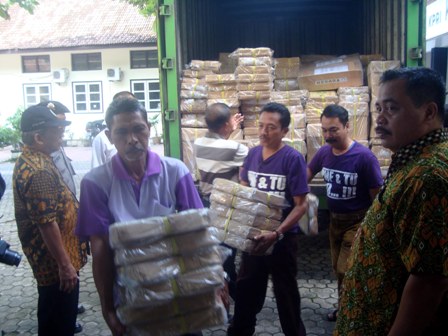 Para pekerja mengangkat tumpukan dus berisi soal UN dari truk ke aula Disdik Sragen, Sabtu (2/4). Soal UN itu dicocokkan dengan kebutuhan sekolah dan akan didistribusikan ke subrayon, Minggu (3/4/2016). (Tri Rahayu/JIBI/Solopos)