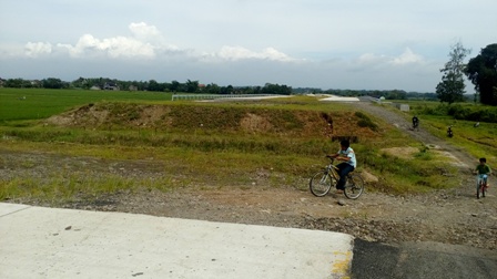 Pengendara sepeda onthel melintasi jalan tol Solo-Kertosono (Soker) yang terputus akibat pemilik tanah belum setuju dengan ganti rugi di Desa Dibal, Ngemplak, Boyolali, Kamis (14/4/2016). (Muhammad Ismail/JIBI/Solopos) (Muhammad Ismail/JIBI/Solopos)