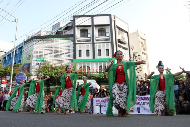 Penari dari ISI Solo menampilkan Tari Lengger Banyumas saat acara bertajuk 24 Jam Menari Menyemai Rasa Semesta Raga di area car free day (CFD), Jl. Slamet Riyadi, Solo, Minggu (24/4/2016). Pertunjukan tari tersebut bagian dari acara pre-event Solo 24 Jam Menari yang akan digelar pada tanggal 28 dan 29 April mendatang. (Ahmad Fauzan/JIBI/Solopos)