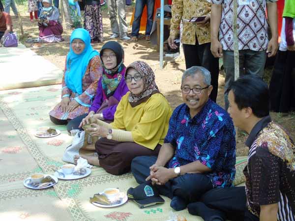 Bupati Gunungkidul Badingah (tengah) ditemani Camat Patuk Haryo Ambar Suwardi saat mencicipi seporsi sompil dalam Festival Sompil yang diselenggarakan di Dusun Ngasemayu, Salam, Patuk, Minggu (24/4/2016). (David Kurniawan/JIBI/Harian Jogja)