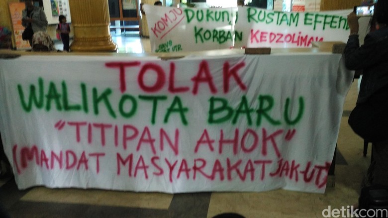 Spanduk penolakan Rustam Effendy dari jabatannya sebagai Wali Kota Jakarta Utara (detikcom)