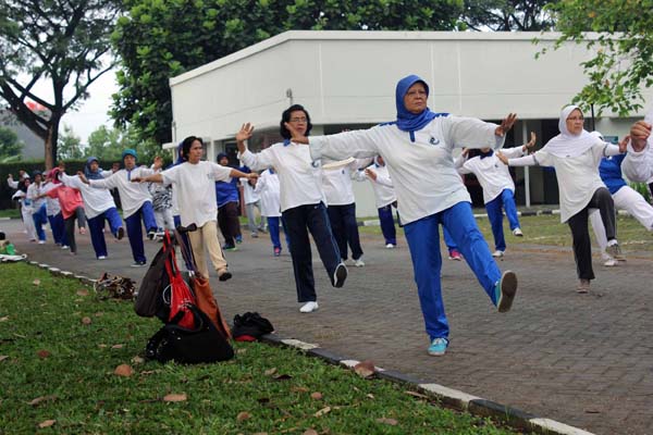 Para anggota Sasana Taijiquan RS JIH yang sedang berlatih di RS JIH, Condongcatur, Depok, Sleman, Senin (11/4/2016). (Kusnul Isti Qomah/JIBI/Harian Jogja)