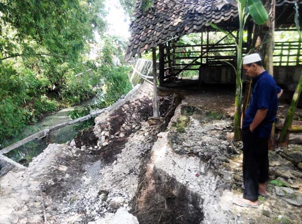 Muhadi menunjukan ambrolnya talut yang ada di belakang rumahnya di Dusun Tegalsari, Desa Wonosari, Kecamatan Wonosari, Minggu (3/4/2016). (David Kurniawan/JIBI/Harian Jogja)