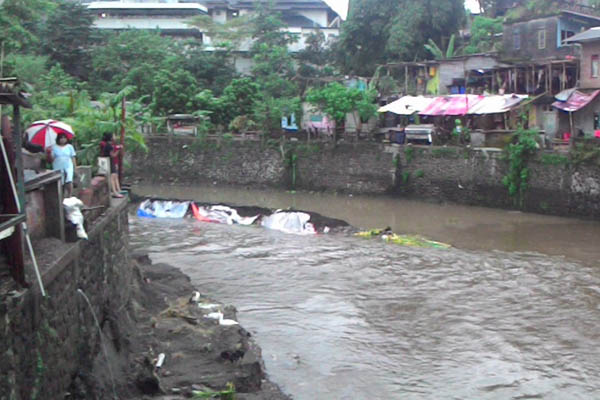 Tanggul sementara dari material pasir yang dibangun Badan Penanggulangan Bencana Daerah (BPBD) Sleman di Dusun Sendowo, Sinduadi, Mlati, jebol, Selasa (12/4/2016) petang. (Abdul Hamid Razak/JIBI/Harian Jogja)