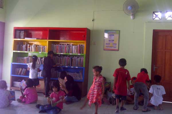 Sejumlah anak-anak sedang membaca buku-buku koleksi taman baca RW30 Popongan Sinduadi Mlati, Minggu (24/4/2016). (Abdul Hamid Razak/JIBI/Harian Jogja)