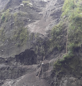 Tebing Kali Apu, yang ditambang warga memiliki ketinggian hampir 170 meter. Foto diambil Rabu (13/4/2016). (Hijriyah Al Wakhidah/JIBI/Solopos)