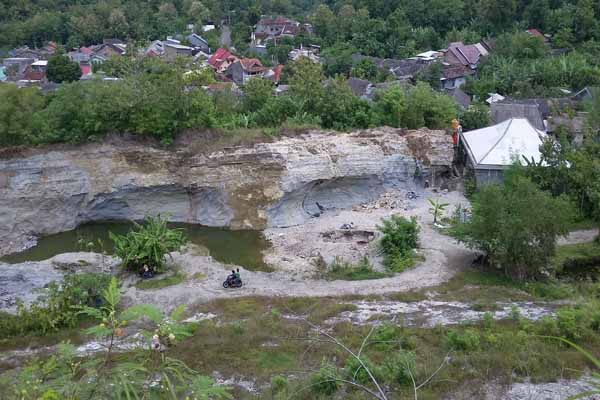 Kawasan sesar opak di Dusun Kembangsongo, Trimulyo, Jetis, Bantul merupakan kawasan bersejarah yang tidak banyak diketahui oleh masyarakat dan hingga saat ini masih banyak oknum-oknum yang melakukan penambangan batu di kawasan tersebut. Foto diambil senin (11/4/2016). (Yudho Priambodo/JIBI/Harian Jogja)
