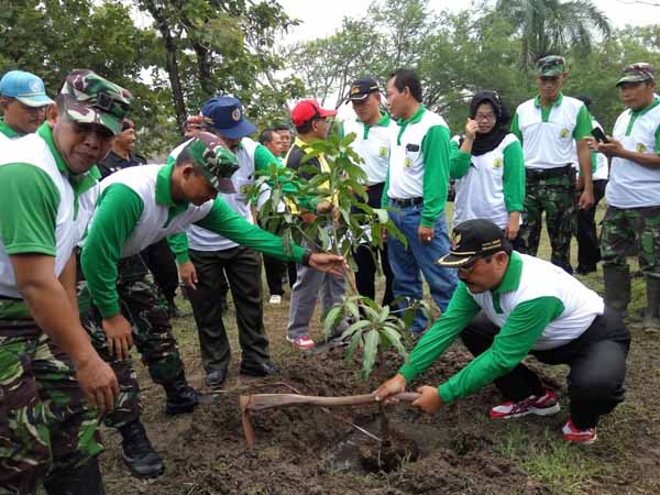 Penanaman 2065 bibit di kompleks Balai Besar Vet, Dusun Gunung Gempal, Desa Giripeni, Wates, Kulonprogo pada Kamis (31/3/2016). (Sekar Langit Nariswari/JIBI/Harian Jogja)