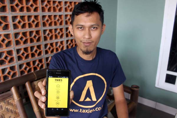 Co Founder Taxies Glen Chandra ketika menunjukkan aplikasi Taxies di Studio Oxx Indonesia, Jl Palagan Tentara Pelajar Km 6, Sedan 114, Sleman, Jumat (29/4/2016). (Kusnul Isti Qomah/JIBI/Harian Jogja)