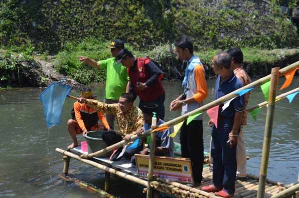 Kegiatan ini juga dihadiri oleh Walikota Jogja Haryadi Suyuti menebar ikan di Sungai Gajah Wong dalam peringatan Hari Bumi, pada Minggu (24/4/2016). (Foto istimewa)