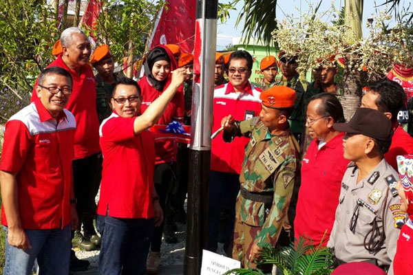 Executive Vice President (EVP) Telkom Regional IV Jawa Tengah dan Daerah Istimewa Yogyakarta, Rosyidul Umam Aly (tiga dari kiri), melakukan pencanangan pengecatan tiang telepon milik Telkom di Semarang, Minggu (24/4/2016). (JIBI/Semarangpos.com/Insetyonoto)