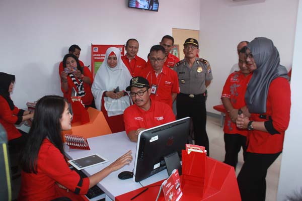 Bupati Kulonprogo, Hasto Wardoyo mencoba layanan paperless bagi pengajuan aplikasi KartuHalo baru sesaat setelah persemian kantor layanan GraPARI Kulonprogo di Wates, Rabu (27/4/2016). (Sekar Langit Nariswari/JIBI/Harian Jogja)