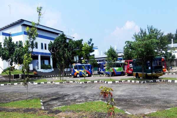 Sejumlah bus sedang antre untuk menunggu penumpang di salah satu blok di Terminal Dhaksinarga. Senin (11/4/2016). (David Kurniawan/JIBI/Harian Jogja)