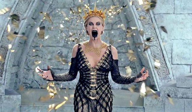 Salah satu adegan dalam film The Huntsman : Winters War. (dailymail.co.uk)