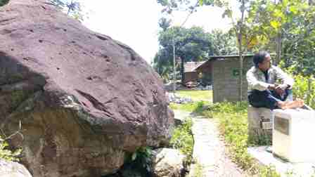 Sugiono, 37, warga Sambirejo, Sragen, duduk di atas balok beton yang menjadi penanda batas wilayah Kabupaten Sragen dengan Kabupaten Karanganyar dan Kabupaten Ngawi. Foto diambil belum lama ini. (Moh.Khodiq Duhri/JIBI/Solopos)