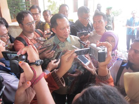 Kepala Badan Nasional Penanggulangan, Tito Karnavian memberi keterangan kepada para wartawan ddi Hotel Lorin, Colomadu, Karanganyar, Kamis (31/3/2016). (Iskandar/JIBI/Solopos)