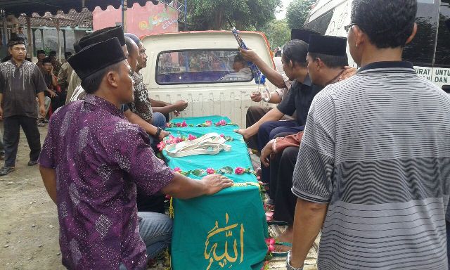 Jenazah Lamitun tiba di rumah duka di Dukuh Blimbing RT 003/RW 001 Desa Janti, Slahung, Kamis (7/4/2016). (Istimewa)