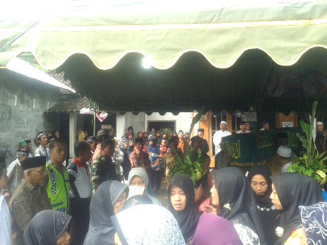 Warga menghadiri pemakaman Dian Fikri Setyo Budi, TKI yang meninggal dunia karena kecelakaan kerja di Malaysia, Jumat (15/4/2016) pagi. (Istimewa)