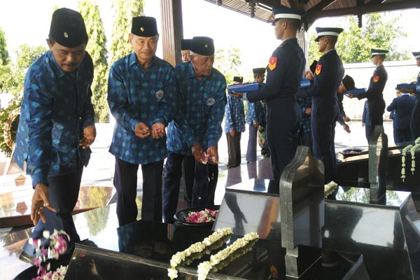 Pelaksanaan ziarah dan tabur bunga di Monumen Perjuangan TNI AU Ngoto, Bangunharjo, Sewon, Bantul, Jumat (8/4/2016). (Yudho Priambodo/JIBI/Harian Jogja)