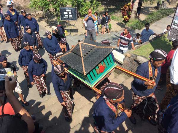 Para Abdi dalem saat melakukan prosesi nawu sendang secara simbolis, di Sendang Seliran kawasan kompleks Masjid Mataram Kotagede, Minggu (24/4/2016). (Yudho Priambodo/JIBI/Harian Jogja)