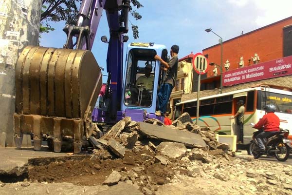 Sebuah alat berat mulai menggali trotoar Jalan Malioboro, Kamis (21/4/2016). (Desi Suryanto/JIBI/Harian Jogja)