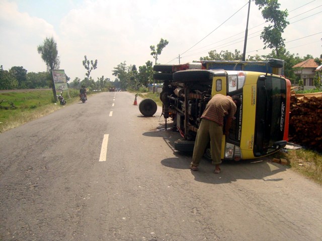 Truk bermuatan kayu dua ton terguling di Jl. Raya Solo-Purwodadi, Sumberlawang, Sragen, Sabtu (30/4/2016).(Tri Rahayu/JIBI/Solopos)