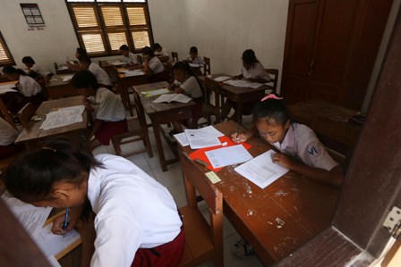Siswa kelas VI mengikuti try out ujian sekolah SD/MI di SD Negeri Wonosaren No.42, Jebres, Solo, Senin (11/4/2016).(Ivanovich Aldino/JIBI/Solopos)