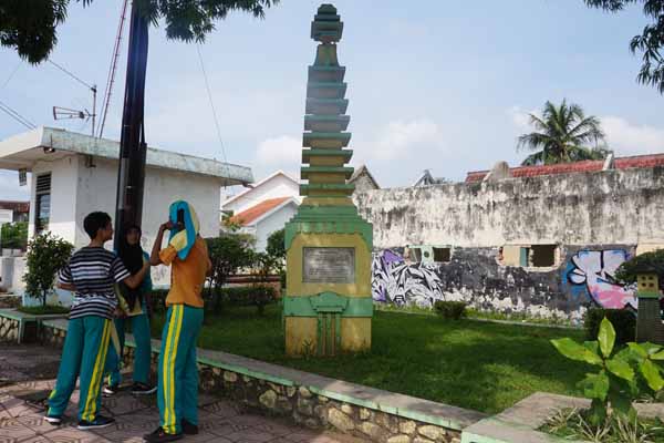 Tugu Pagoda yang terletak di pertigaan Jl. Perwakilan, Wates menjadi salah satu tempat beristirahat di siang hari bagi warga. Tugu merupakan vagar budaya yang merupakan peninggalan zaman kolonial sejak 1931. (Sekar Langit Nariswari/JIBI/Harian Jogja)