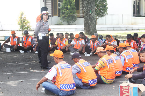 Kanit Dikyasa Satlantas Polres Salatiga, Ipda Mia Novrila Safitri (berdiri depan), tengah memberi pengarahan kepada para juru parkir di halaman depan Satlantas Polres Salatiga, Rabu (27/4/2016). Para juru parkir ini mendapatkan pelatihan Rupawan atau juru parkir warga keselamatan. (Imam Yuda Saputra/JIBI/Semarangpos.com)