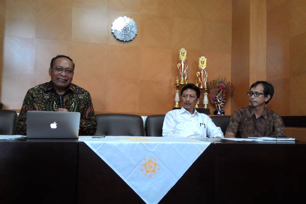 Wakil Rektor Bidang Sumber Daya Manusia dan Aset Universitas Gadjah Mada Prof.Budi Santoso Wignyosukarto berbicara dalam konferensi pers, Senin (18/4/2016). (Uli Febriarni/JIBI/Harian Jogja)