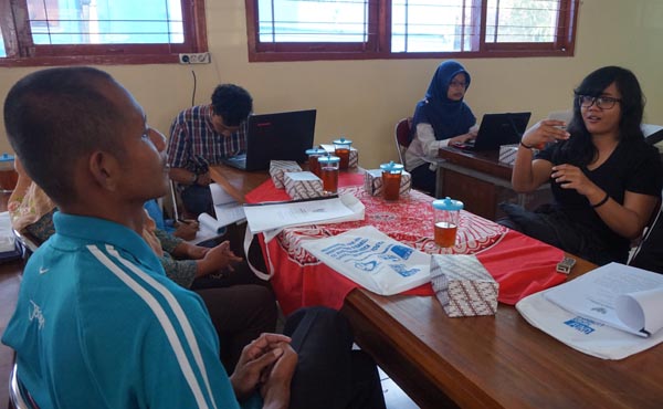 Salah satu penerjemah bahasa isyarat mengalihbahasakan materi seminar yang dipaparkan pemateri kepada penyandang disabilitas tuan rungu di Dinsosnakertrans Kulonprogo, Rabu (6/4/2016). (Sekar Langit Nariswari/JIBI/Harian Jogja)
