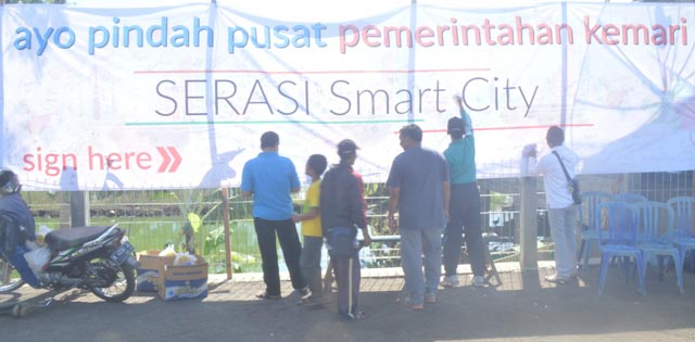 Para warga melakukan tandatangan di spanduk bertuliskan “Ayo Pindah Pusat Pemerintahan Kemari, SERASI Smart City” di Jembatan Biru, Semurup, Asinan, Tuntang, Minggu (3/4/2016). Aksi ini digelar sebagai desakan pada Pemkab Semarang agar segera membangun smart city sebagai ibu kota dan pusat pemerintahan yang baru. (Imam Yuda Saputra/JIBI/Semarangpos.com)