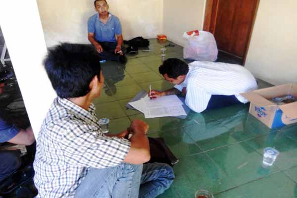 Seorang warga membukukuan tanda tangan untuk meminta Kadus Mokol Eko Setyawan mundur. Proses tanda tangan ini dilakukan di teras mushola Polsek Wonosari. Senin (18/4/2016). (David Kurniawan/JIBI/Harian Jogja)