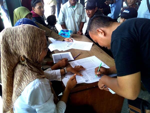 Pembagian uang kompensasi untuk juru parkir di Jalan Malioboro, Senin (4/4/2016). (Gilang Jiwana/JIBI/Harian Jogja)