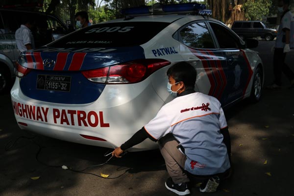 Sebuah kendaraan milik kepolisian mengikuti uji emisi kendaraan bermotor yang digelar BLH Sleman di Lapangan Denggung, Rabu (6/4/2016). (Abdul Hamid Razak/JIBI/Harian Jogja)