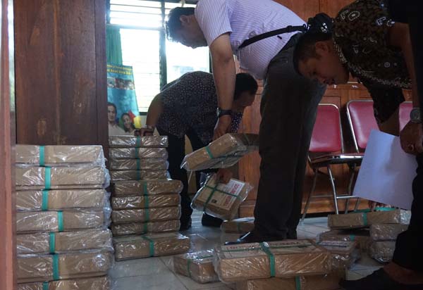 Personil tim armada naskah soal UN mendistribusikan sejumlah soal paket C di Dinas Pendidikan Unit II, Wates pada Sabtu (2/4/2016). (Sekar Langit Nariswari/JIBI/Harian Jogja)