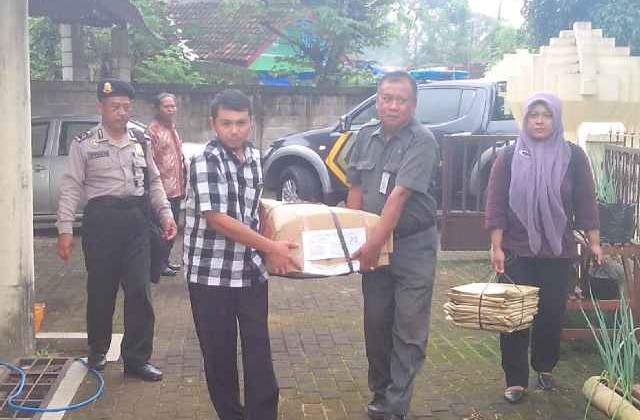Petugas mendistribusikan naskah UN tingkat SMA/sederajat di Pacitan, Kamis (31/3/2016). (polrespacitan.com)