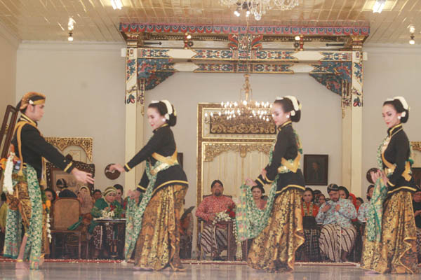 HarianJogja/Gigih M. Hanafi
KGPAA Paku Alam X melihat taria pitutur jati saat upacara Tingalan Dalem PA X di Bangsal Sewotomo, Puro Pakualaman, Jogja, Selasa (26/4). Paku Alam X merayakan ulang tahun yang ke-55.