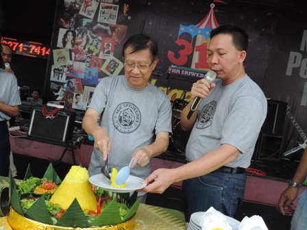 Managing Director PT. Semarang Arsana Rekreasi Trusta, Richard Ho (kiri) bersama Direktur PT. Semarang Arsana Rekreasi Trusta, Didik Harianto (kanan) saat pemotongan tumpeng di syukuran hari jadi ke-31 THR Sriwedari di panggung terbuka THR Sriwedari Solo, Kamis (31/3/2016). (Kharisma Dhita Retnosari/JIBI/Solopos)