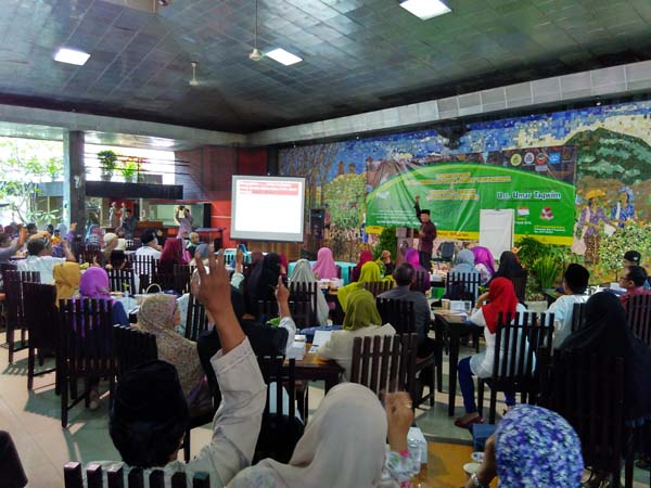Umar Taqwim sedang memberikan materi belajar membaca Al Quran dengan metode tsaqifa kepada ratusan peserta, di LPP Hotel dan Convention, Demangan, Sabtu (23/4/2016).(Uli Febriarni/JIBI/Harian Jogja)