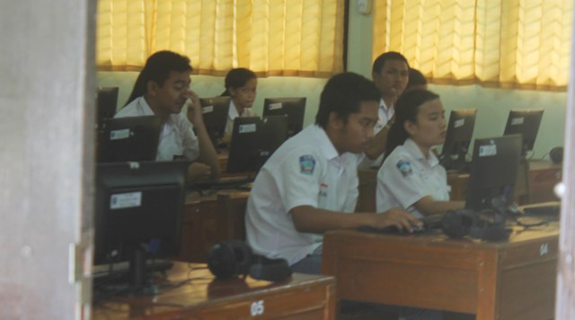Siswa SMAN 2 Salatiga tengah mengikuti ujian nasional (UN) 2016, Senin (4/4/2016). Pelaksanaan UN 2016 di SMAN 2 Salatiga digelar dengan menggunakan metode ujian nasional berbasis komputer (UNBK). (Imam Yudha S/JIBI/Semarangpos.com)